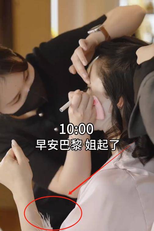 歪嘴斜大小眼明显穿华贵礼服联合国演讲PG麻将胡了256岁翁虹近况曝光脸(图3)