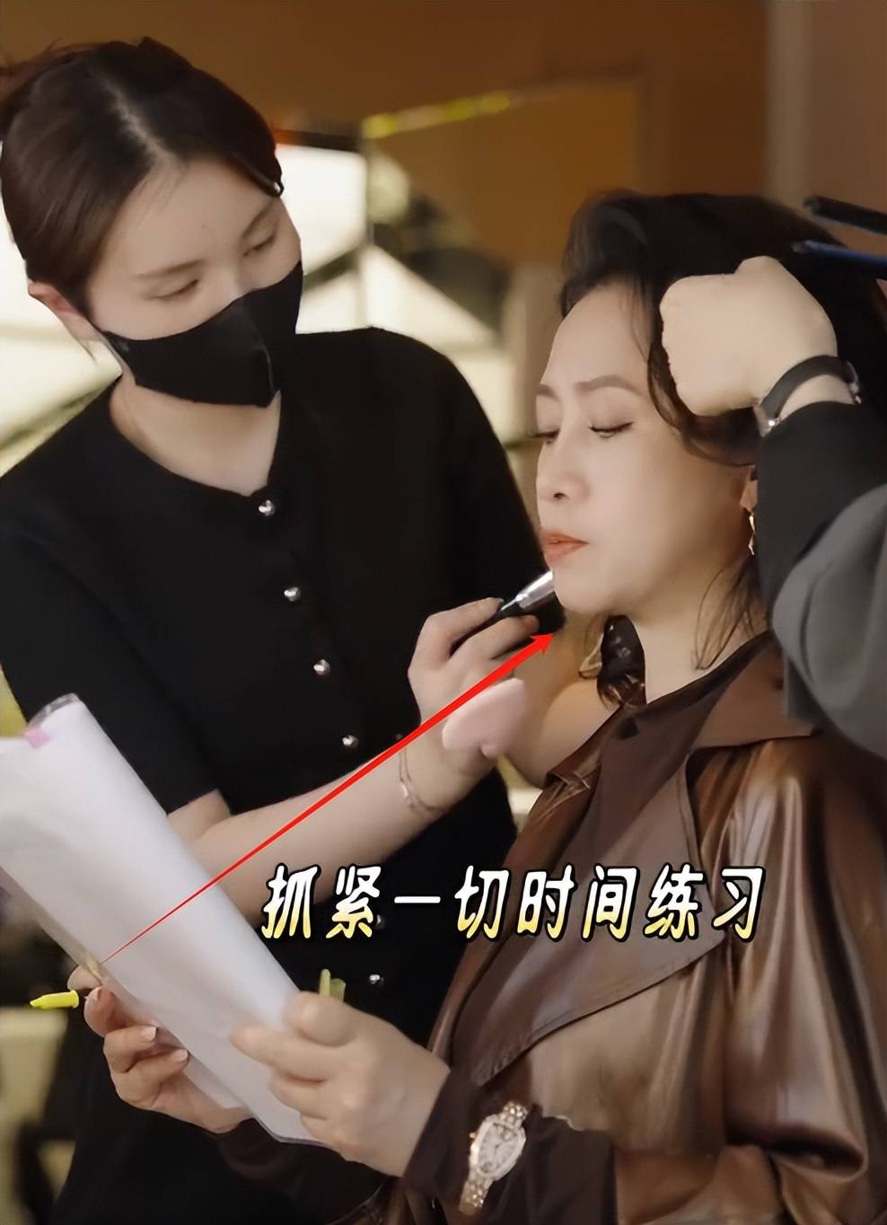歪嘴斜大小眼明显穿华贵礼服联合国演讲PG麻将胡了256岁翁虹近况曝光脸(图8)
