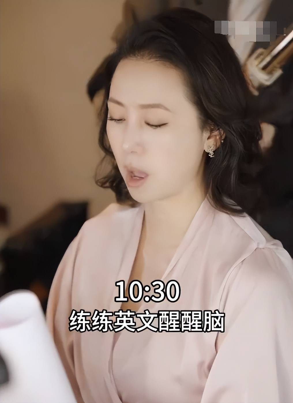 歪嘴斜大小眼明显穿华贵礼服联合国演讲PG麻将胡了256岁翁虹近况曝光脸(图9)