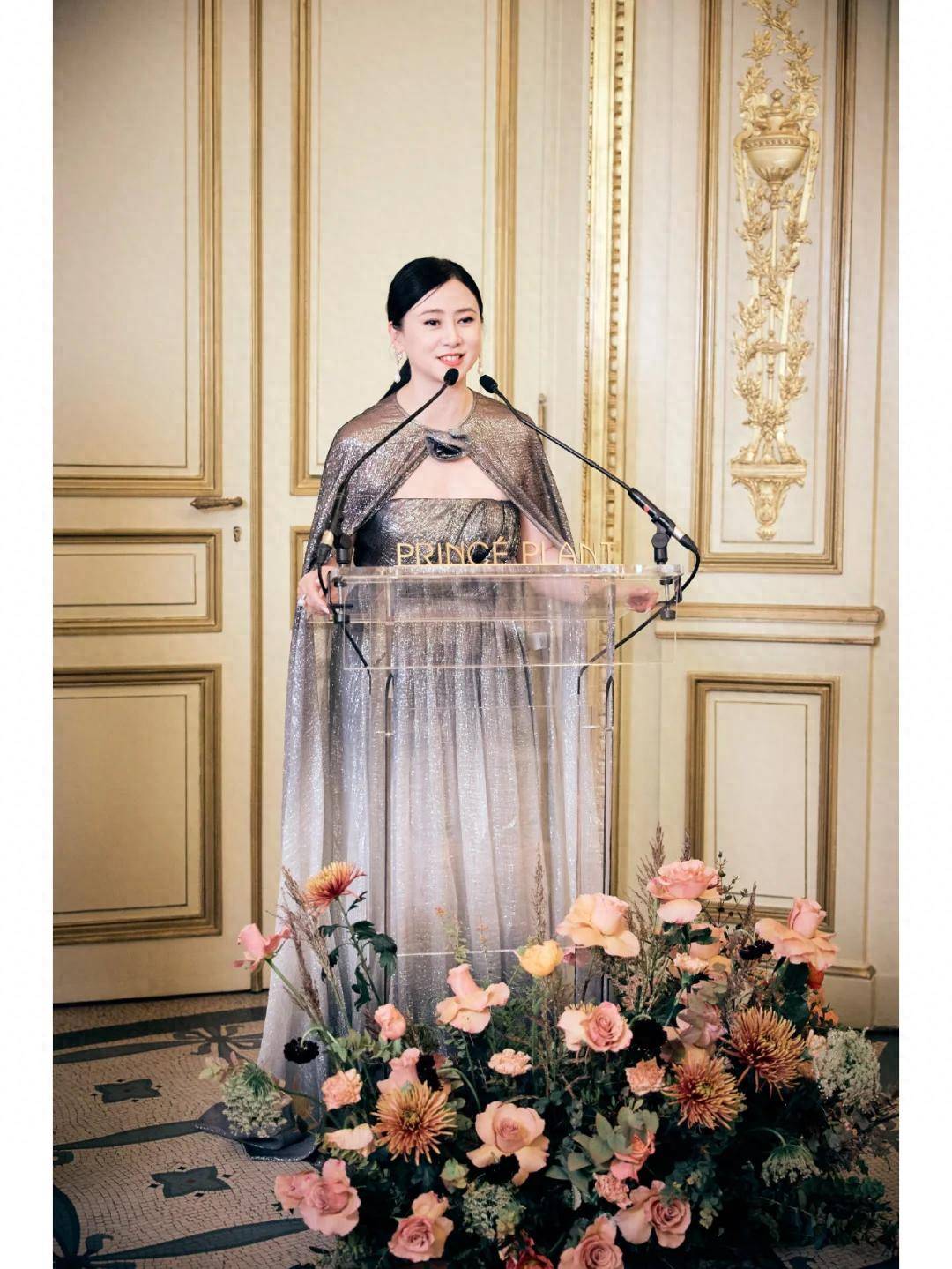 歪嘴斜大小眼明显穿华贵礼服联合国演讲PG麻将胡了256岁翁虹近况曝光脸(图11)