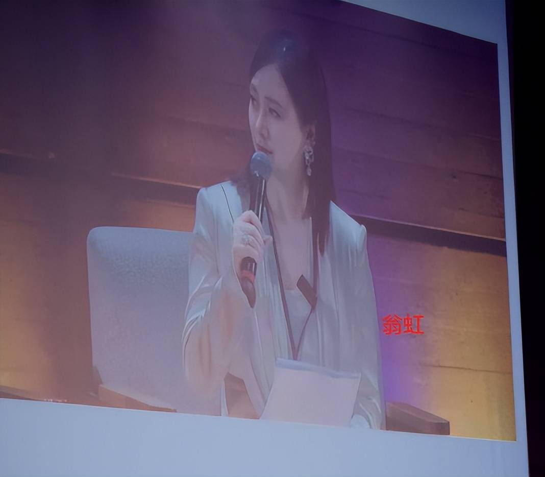 歪嘴斜大小眼明显穿华贵礼服联合国演讲PG麻将胡了256岁翁虹近况曝光脸(图13)